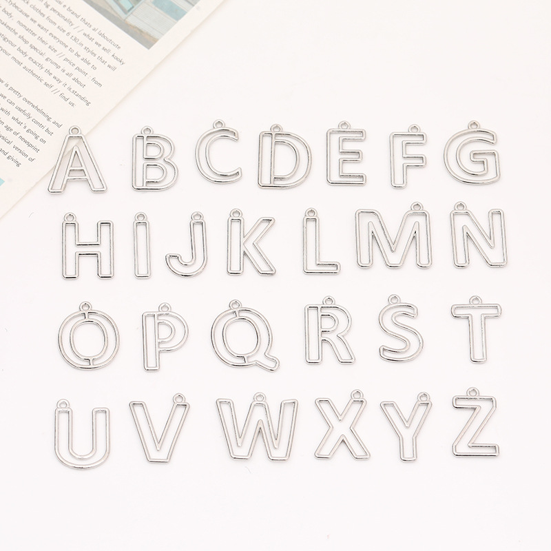 Wholesale of popular alloy 26-letter gold and silver pendants, pendants, bracelets and accessories Application Scenario
