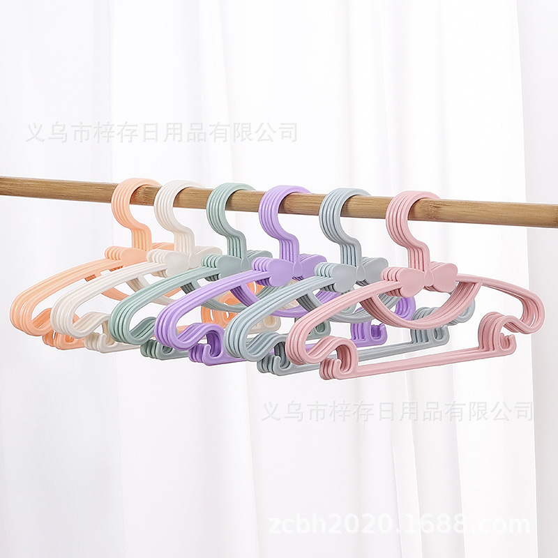 Plastic folding clothes hanger, children's wooden clothes rack, multi-functional clothes hanger, clothes hanger organization supplies Application Scenario