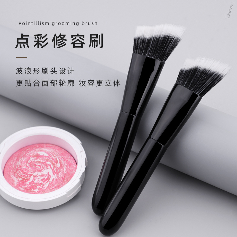 The new black dot color contouring brush leaves no trace, angled side face shadow contour brush, and is a makeup artist's beauty tool