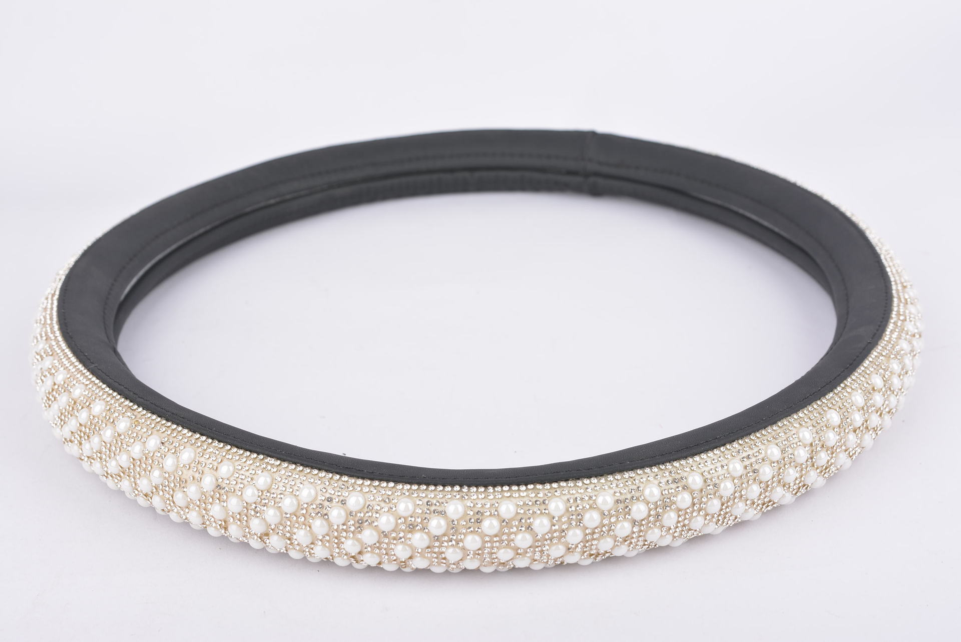 Pearl and diamond-encrusted car steering wheel covers, cute anti-slip handlebar covers for women in summer, personalized handlebar covers, Amazon one-piece delivery Application Scenario