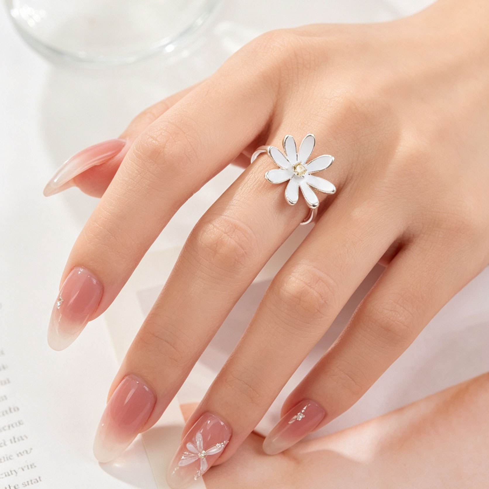 French fresh Daisy open ring, a niche design, white oil-dripping flower, versatile for daily use, adjustable ring details Picture