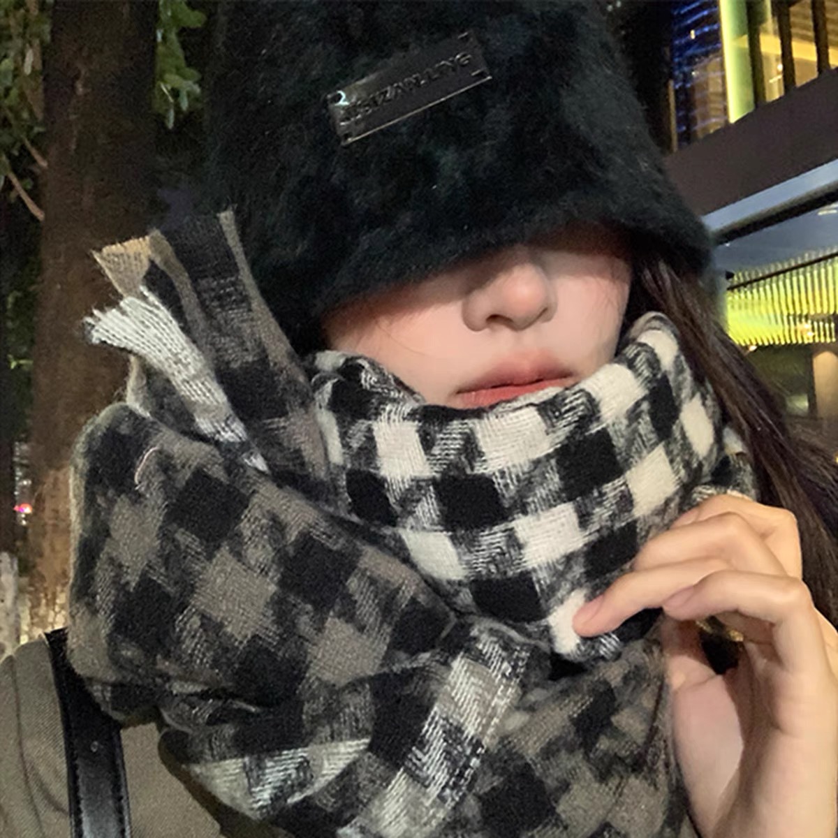 A dual-purpose Korean-style, versatile, and warm new winter high-end student scarf from a street stall Application Scenario