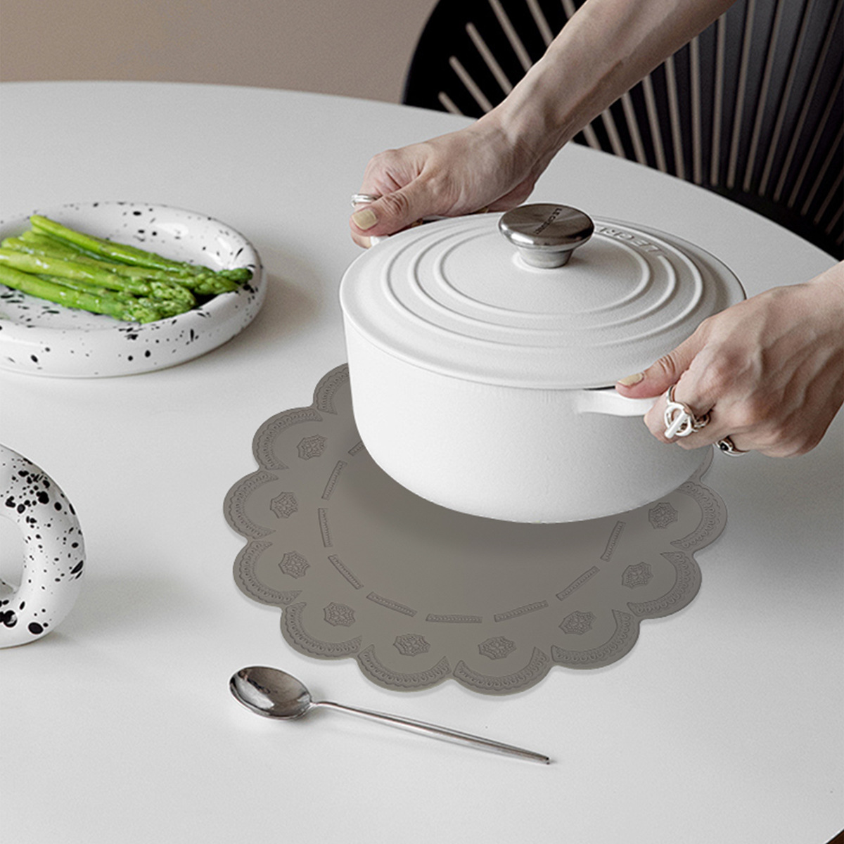 Silicone placemat factory offers free design and customization of molded tableware for solid-state oil pressure solid-to-liquid conversion production Application Scenario