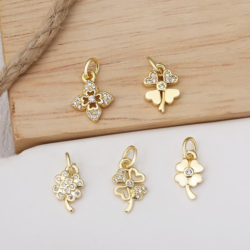 Wholesale and direct sales of popular copper-inlaid zircon four-leaf clover pendants, necklaces, bracelets and collarbone chains from Europe and America details Picture