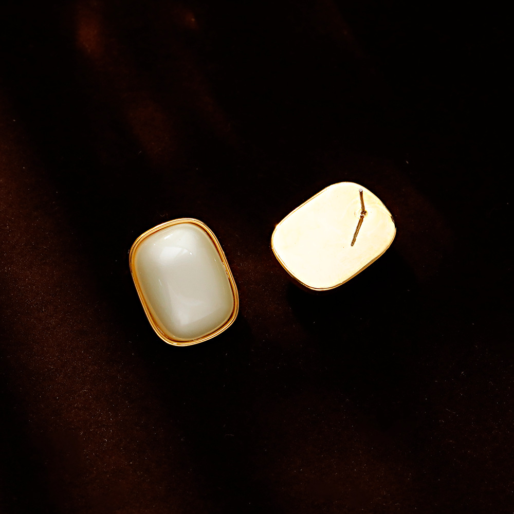 Hyacinth geometric square, simple and elegant, fashionable and versatile stud earrings, retro Hong Kong-style, niche design, steamed bun pearl earrings Specification image