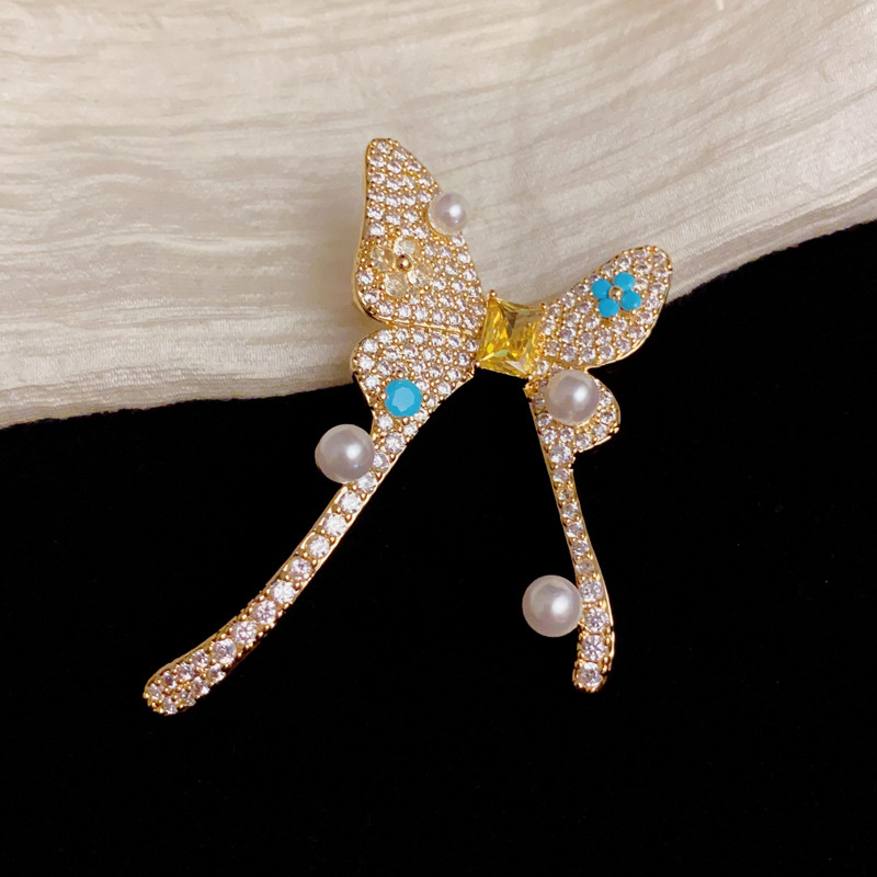 The cross-border personalized micro-inlaid zirconium butterfly brooch from Europe and America is exquisite, fashionable, light luxury, versatile, and exudes a sense of high-end sparkle. It's perfect for women details Picture