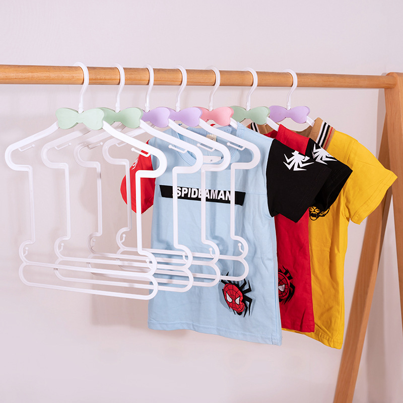Children's plastic one-piece baby hanger set, mother and baby store butterfly colorful baby clothes hanging and drying Application Scenario
