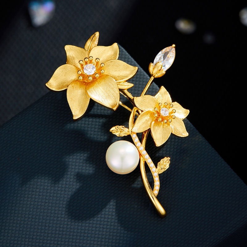 法式高级感双生花胸针铜合金真金电镀拉丝花朵淡水珍珠精致女别针