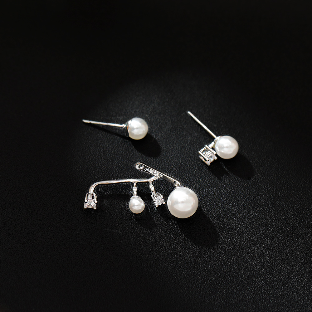 Hyacinth asymmetrical diamond and pearl earrings are fashionable, light luxury, elegant and high-end. They are extremely beautiful, unique and attractive stud earrings Application Scenario