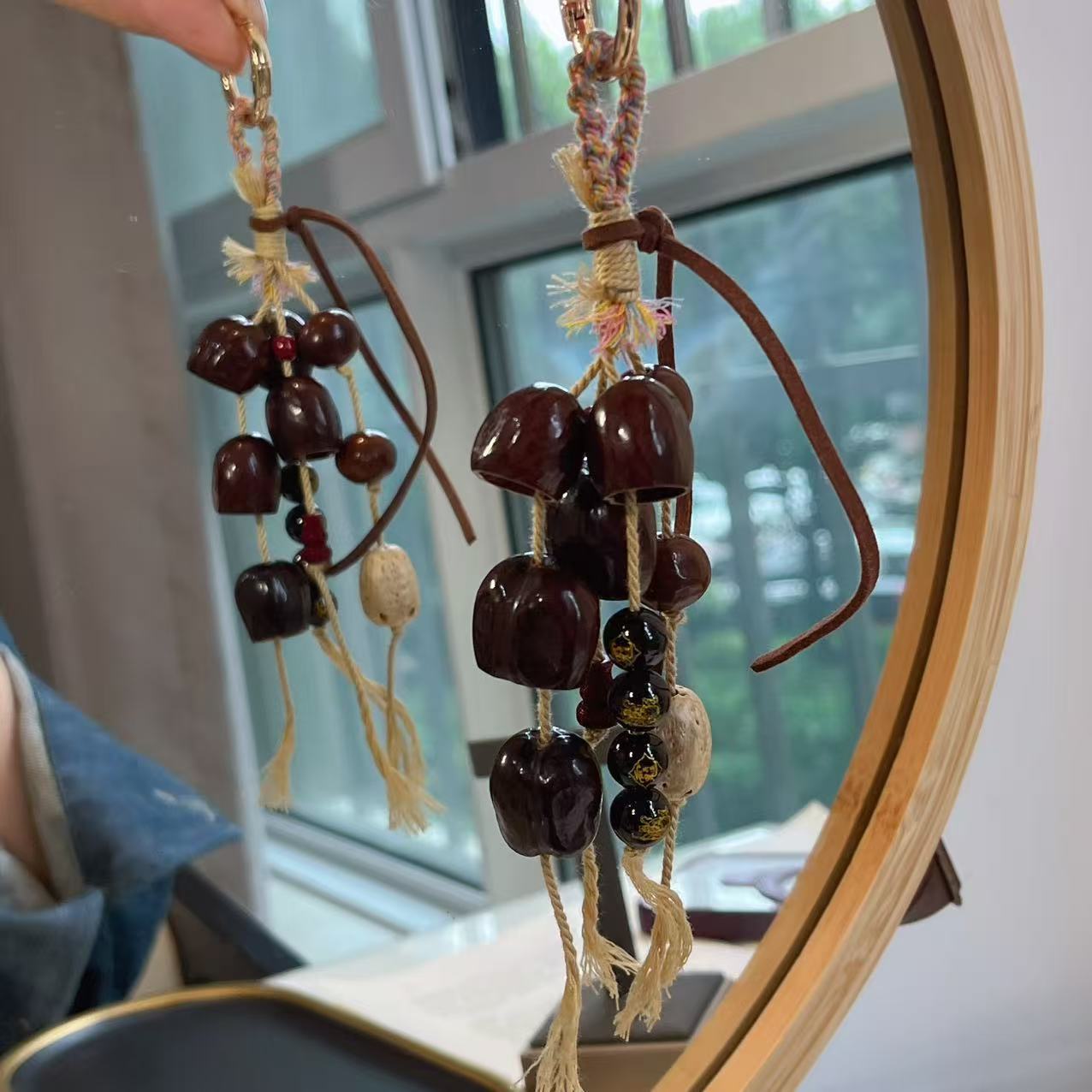 The new Indonesian black fruit wind chime pendant is paired with a black agate gilded bag for hanging cars, mobile phones and couples Application Scenario