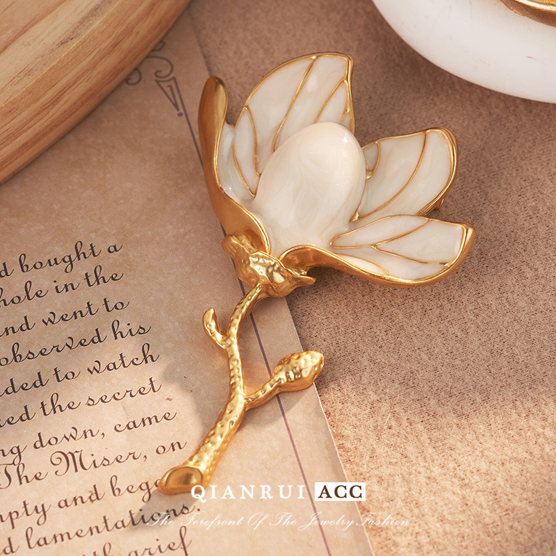 Natural Baroque pearl magnolia flower multi-color oil drip brooch, autumn and winter coat brooch accessory, high-end brooch details Picture