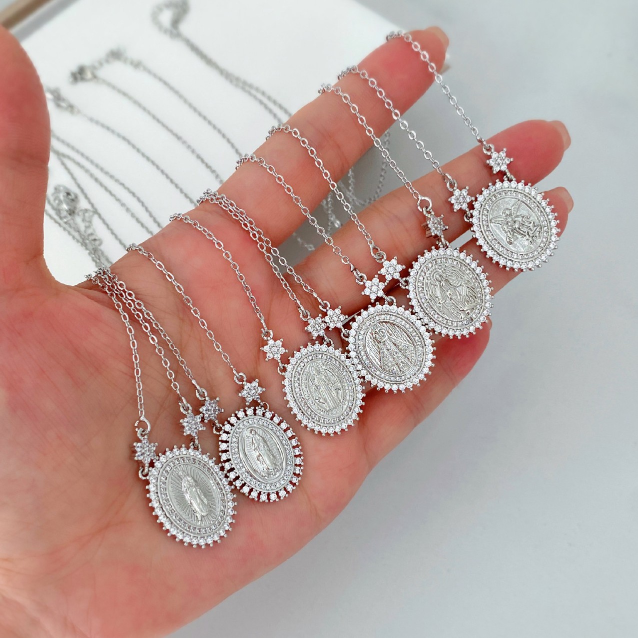 New 18K zircon Virgin Mary Guadalupe pendant necklace for women, a light luxury and niche accessory batch Specification drawing
