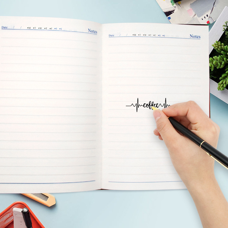 亚龙2023新设计A5皮革笔记本套装乳制品笔记本学生办公人员白底实物图