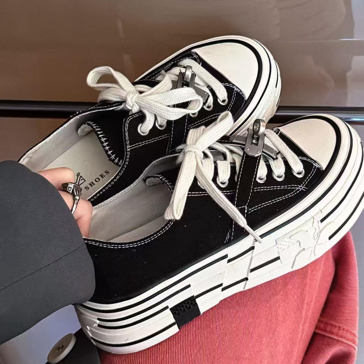 Red metal buckle shell head lace-up thick-soled sponge white sneakers, casual board shoes, canvas shoes, women's shoes for 2026 details Picture