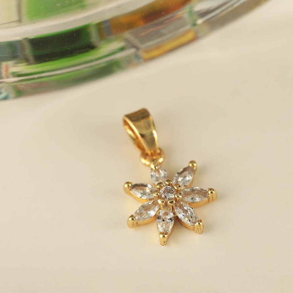 New best-selling flower copper-plated necklace, 18K gold-plated five-petal flower pendant, versatile necklace, factory direct sales and wholesale for women Application Scenario