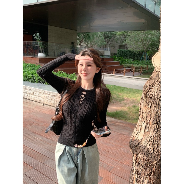 A white round-neck cut-out knitted sweater for women in autumn and winter, with a long-sleeved braided sweater as the base layer and a hot girl tight-fitting top underneath Application Scenario