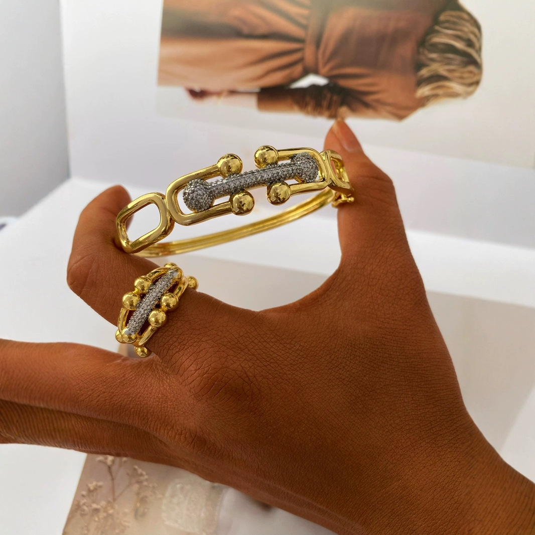 Cross-border best-selling fashionable European and American bracelets: Zircon small ball horseshoof bracelet, European and American ins style gold-plated personalized bracelet Application Scenario