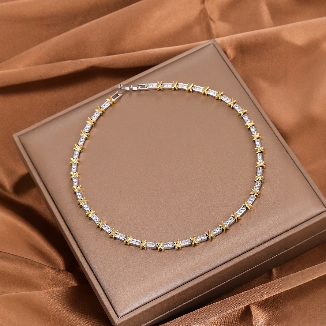 Natural stone pearl silver jewelry necklace, pure silver necklace, fresh and elegant design sense Application Scenario