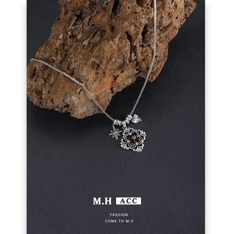 Iris flower necklace, original and simple design for women, collarbone chain, versatile, retro, fashionable, individual and exquisite, versatile neck chain Application Scenario