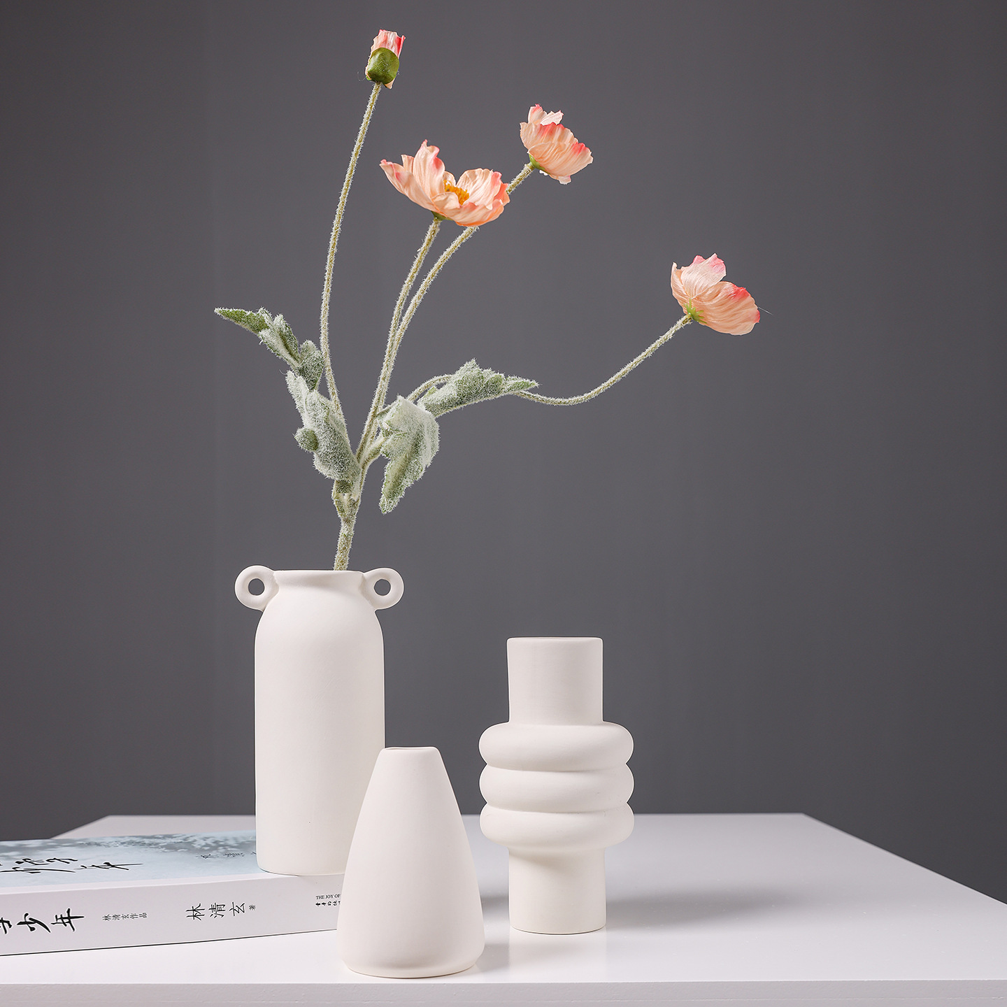 2025 Nordic minimalist white mini ceramic small vase, dried flower arrangement, high-end living room table decoration, flower vases and ornaments Application Scenario