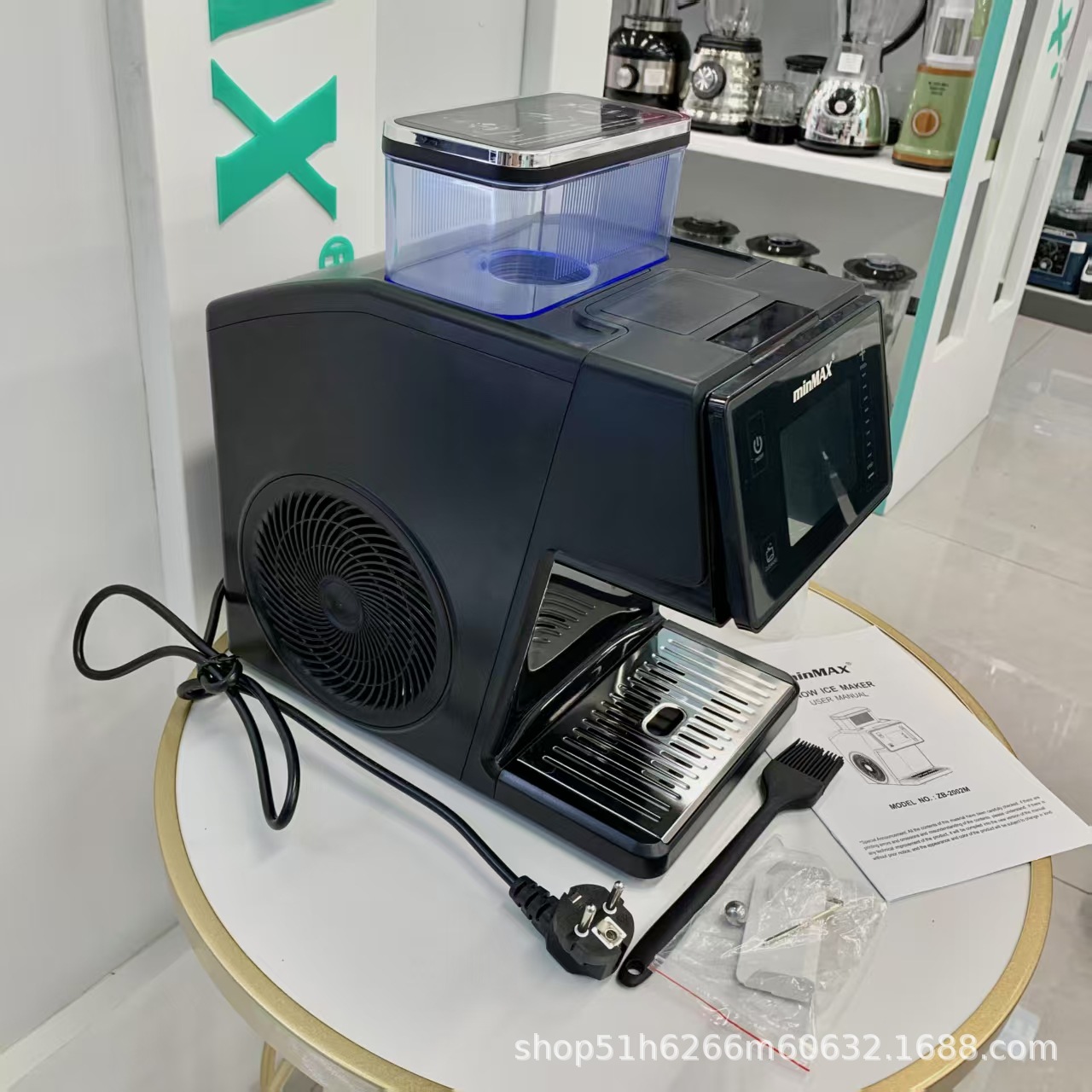 2025 New silent fully automatic snowflake smoothie machine, continuous ice, commercial and household mini small ice-making and shaved ice machine Application Scenario