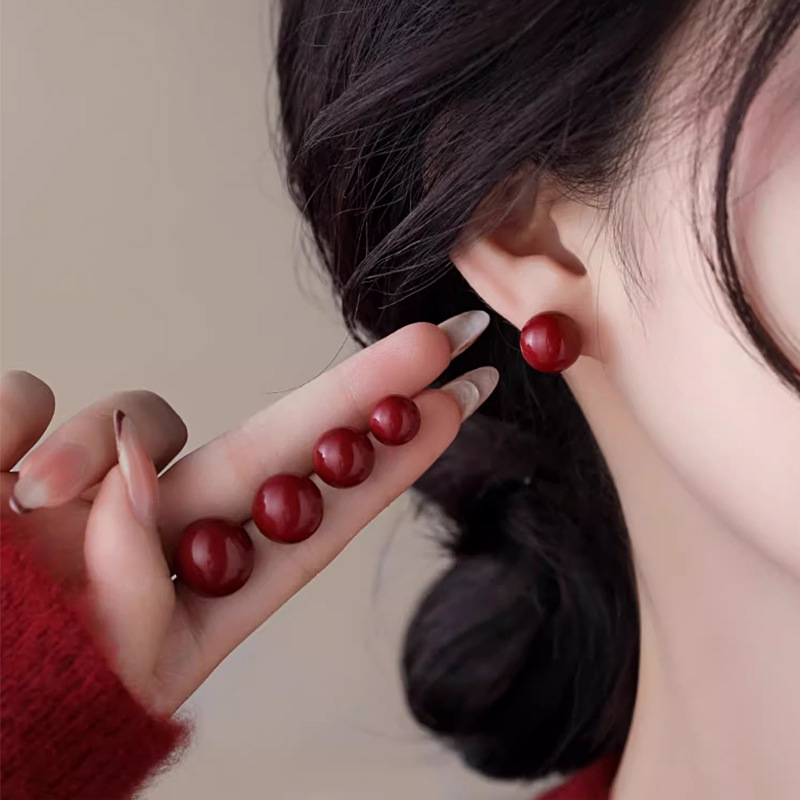 新年氛围感红色珍珠耳钉简约酒红相思豆耳环复古港风车厘子红耳勾
