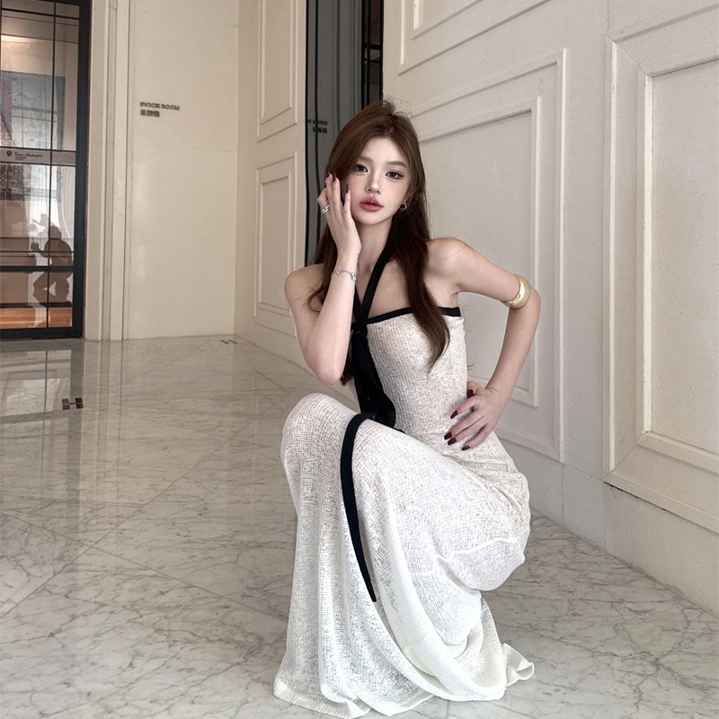 设计感度假白月光黑白撞色包臀一字肩绝美性感修身挂脖抹胸连衣裙