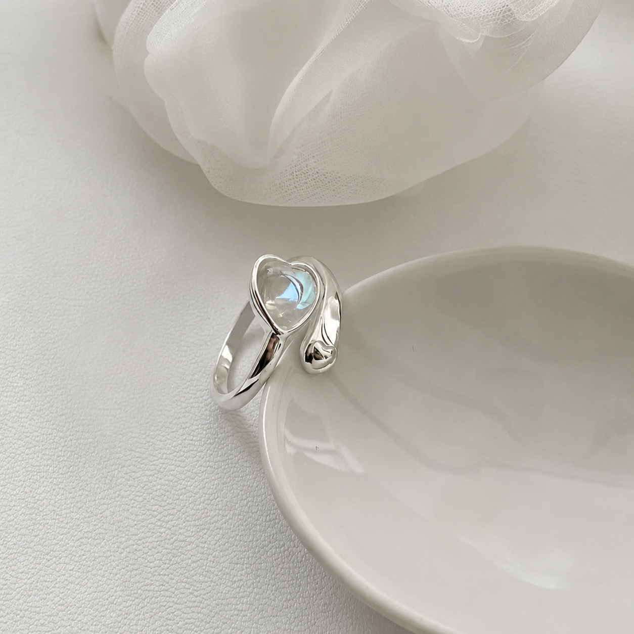 The S925 sterling silver heart-shaped moonstone ring, the same accessory as the Korean InS-style blogger, exudes a sense of sophistication for women, is simple and versatile Application Scenario