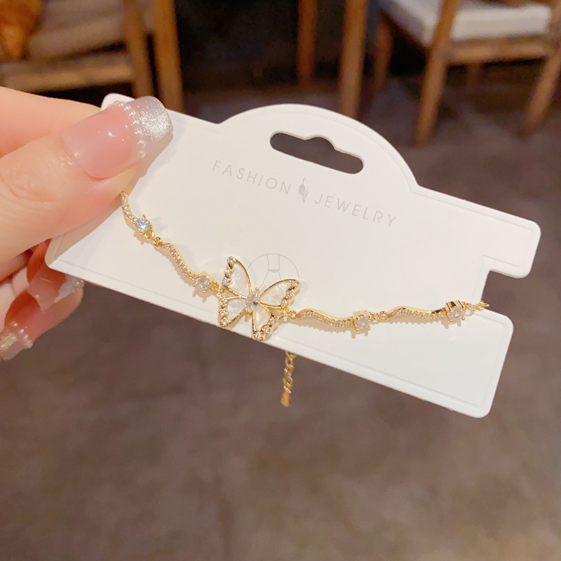 This fresh, fashionable and light luxury double-layer shell four-leaf flower bracelet is a versatile and high-end accessory for daily commuting Application Scenario