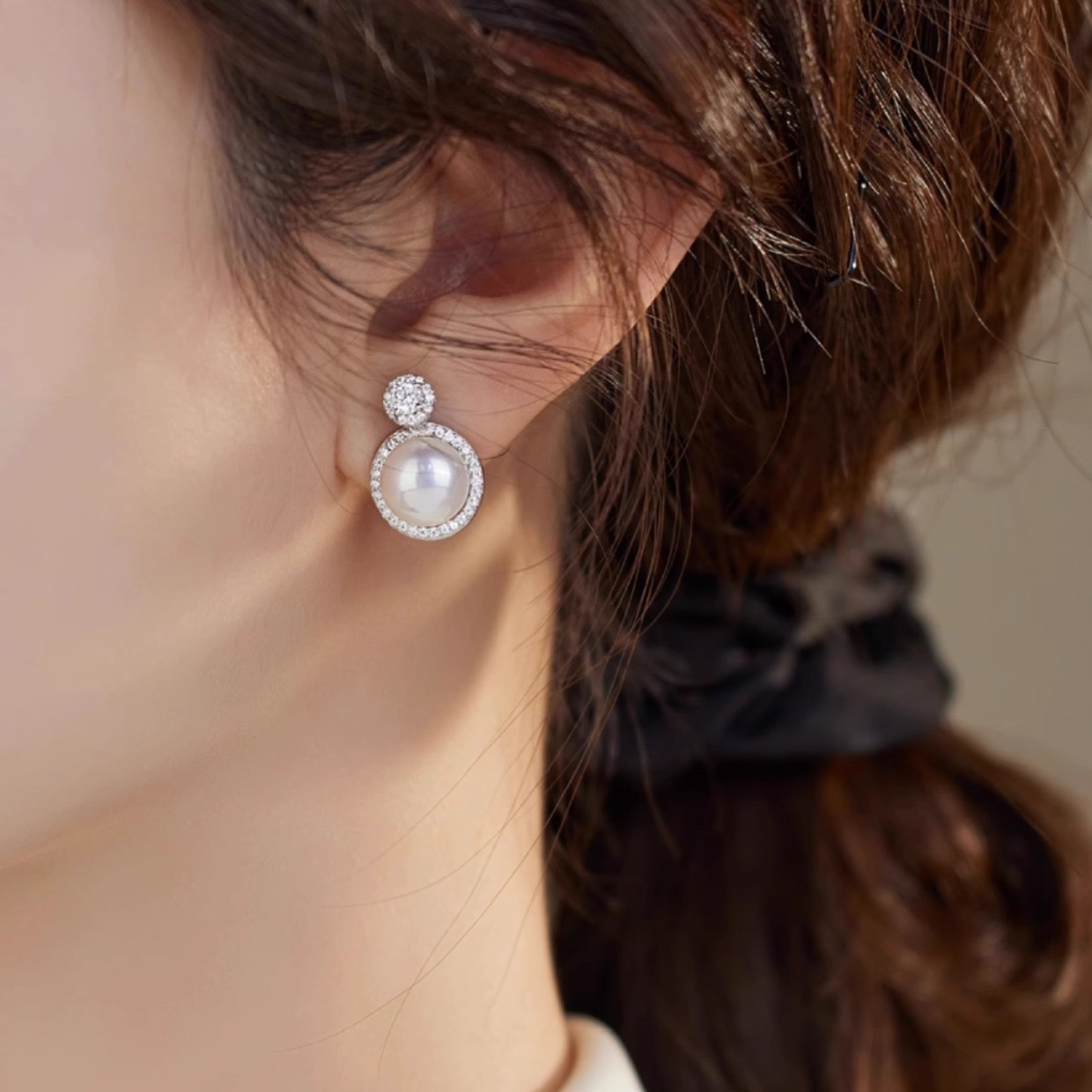 Pigeon egg niche design sense natural strong light 5A freshwater pearl stud earrings S925 silver needle niche light luxury earrings