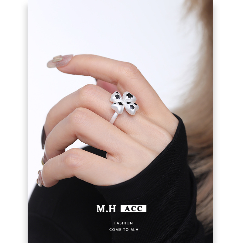 The four-leaf flower ring for women exudes a sense of light luxury and sophistication. It features an original design and personality, is fashionable and versatile, and can be adjusted as an index finger ring details Picture