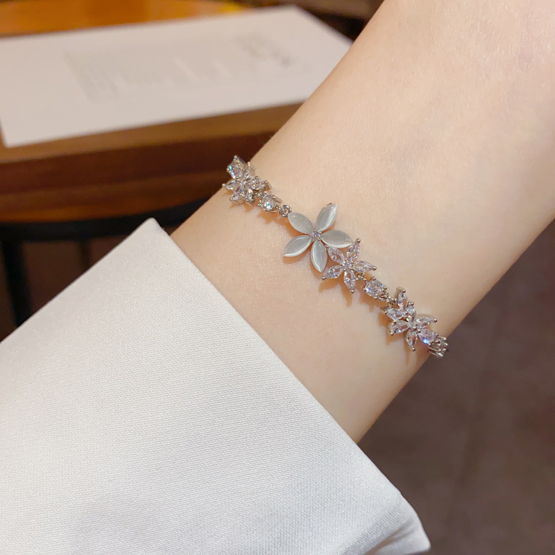 Wholesale of Japanese and Korean fashion light luxury style zircon cat's eye stone flower pull-out bracelets, personalized, versatile and super dazzling jewelry Application Scenario