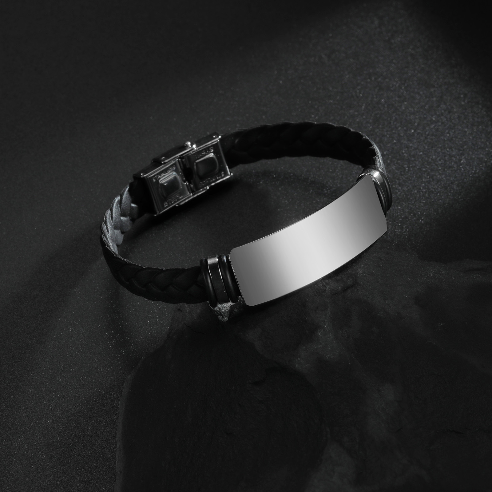 Amazon europa y Estados Unidos pareja simple twist trenzado de silicona pulsera de acero inoxidable espejo pulido se puede grabar el logotipo Application Scenario