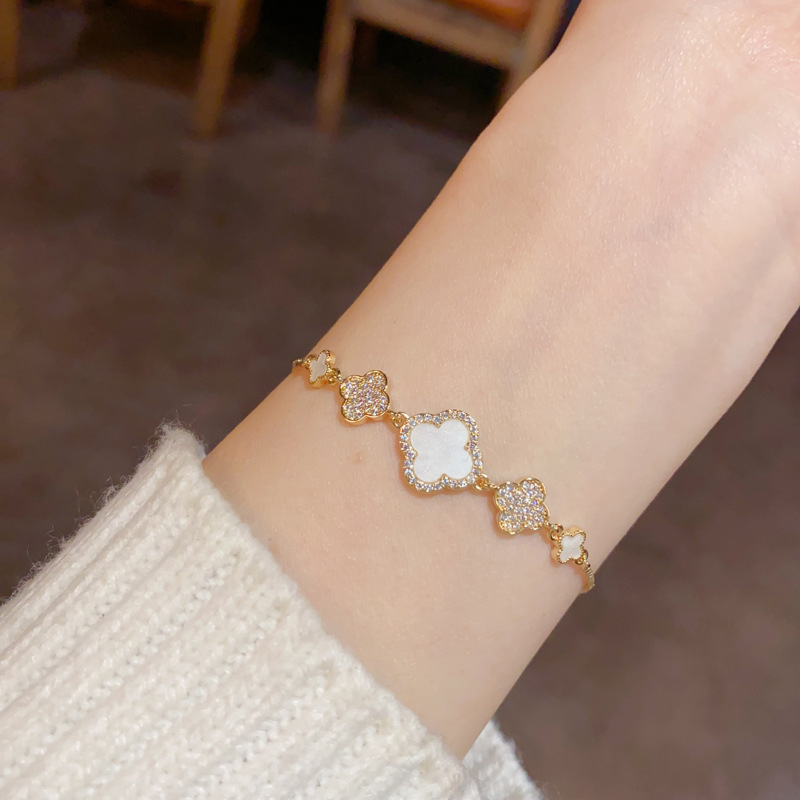 Versión coreana diseño de nicho circón cuatro hojas pulsera floral versátil sentido de alta clase moda ligera extravagancia influenciador decoración de la mano al por mayor details Picture