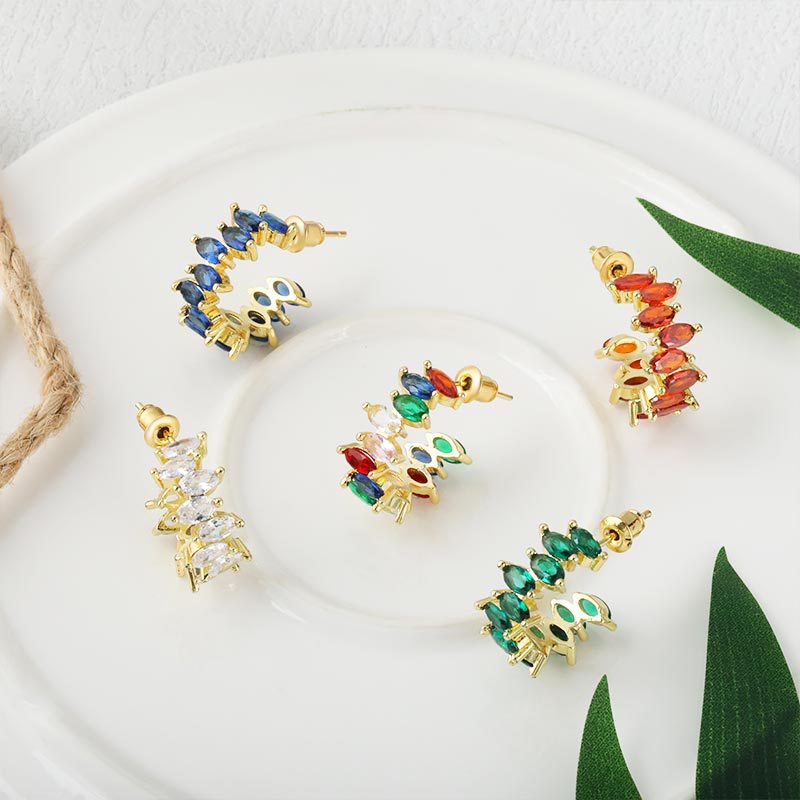 New foreign trade products: Full-diamond micro-inlaid zirconium geometric C-shaped ear rings, high color retention, European and American style fashionable and light luxury earrings Application Scenario