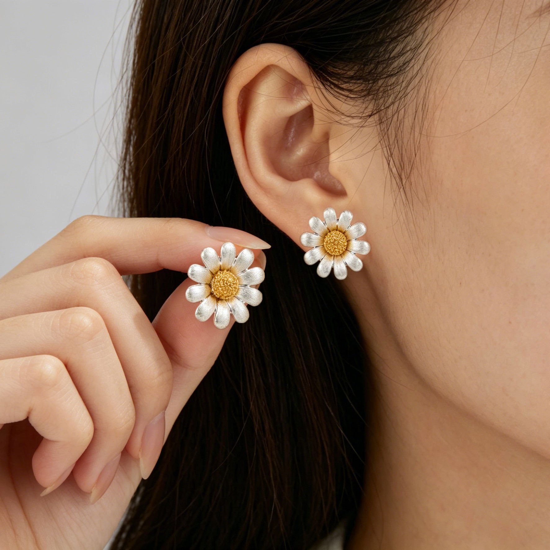 Fresh and girlish style silver Daisy ear studs, copper alloy two-color gold electroplated brushed three-dimensional exquisite flower earrings