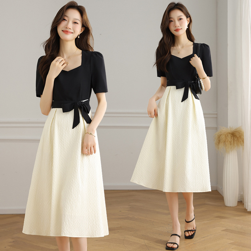 A white dress is a fashionable choice. A halter dress is a sexy women's dress. The fabric texture of the dress