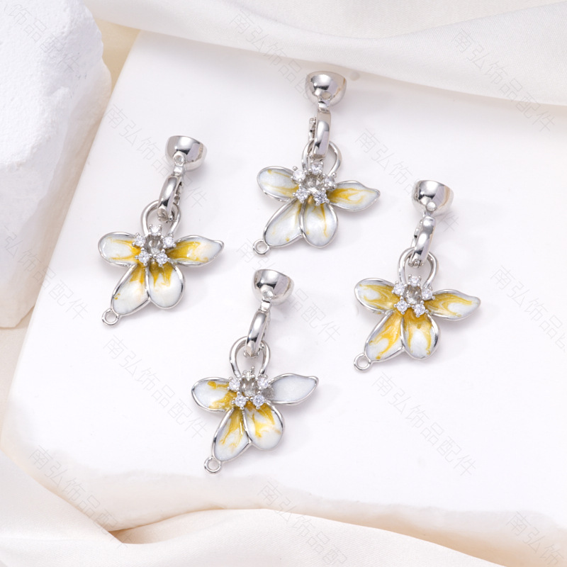 Pearl necklace, horn buckle, universal buckle, end buckle, hug buckle, bracelet connecting buckle, sweater chain, lap buckle, diy accessories Application Scenario