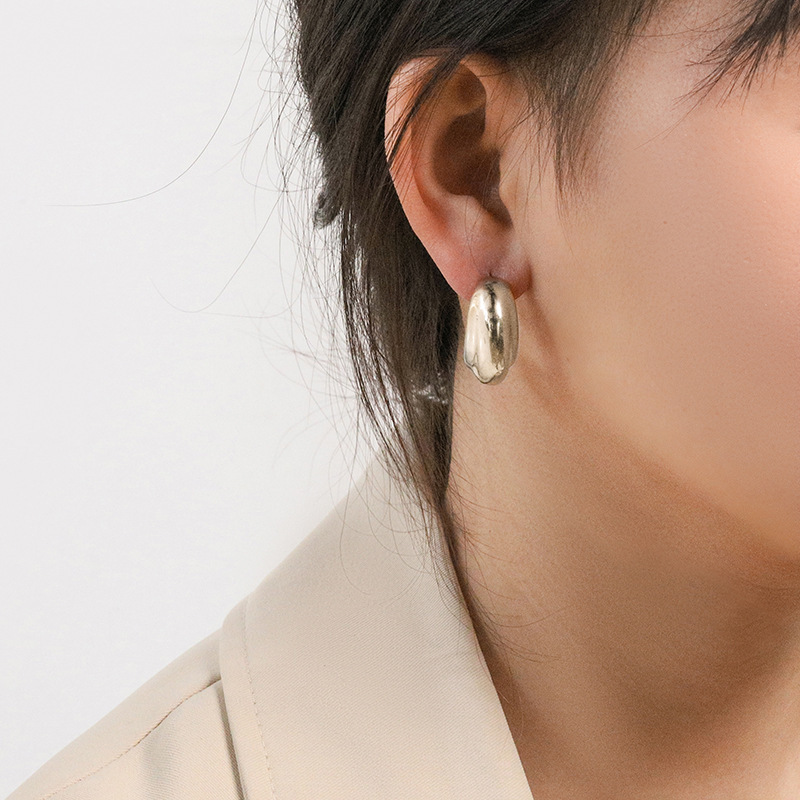 Geometric exaggerated copper-plated 18K real gold, simple and retro cross-border style stud earrings, cold and elegant stud earrings and earrings wholesale Specification image