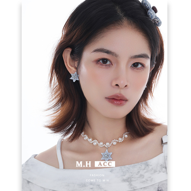 The Ice Crystal Snowflake series earrings are original designs for women, featuring a unique, light luxury, fashionable and high-end feel. Wholesale of new exquisite earrings Specification image