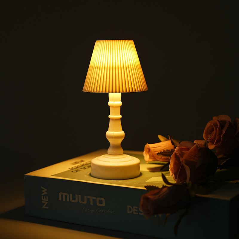 Cross-border European-style fine-textured small table lamp, retro LED night light, small palace lamp, bedside and bedroom decorative items, ambient light Application Scenario