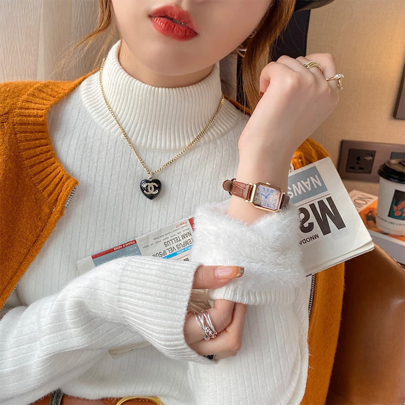 For women in winter, add a thick one-piece fleece jacket. For autumn and winter, pair it with a semi-high neck knitted base layer and a white warm top Application Scenario