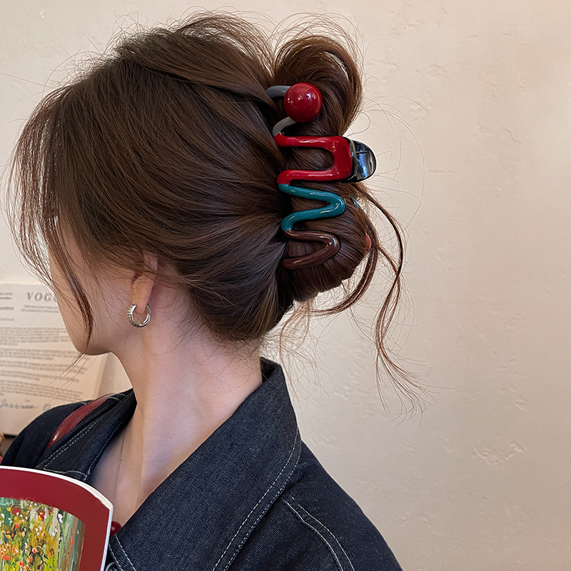 Red and blue contrasting hair clip, large shark clip, women's back head 2024 new high-end clip hair accessory Specification image