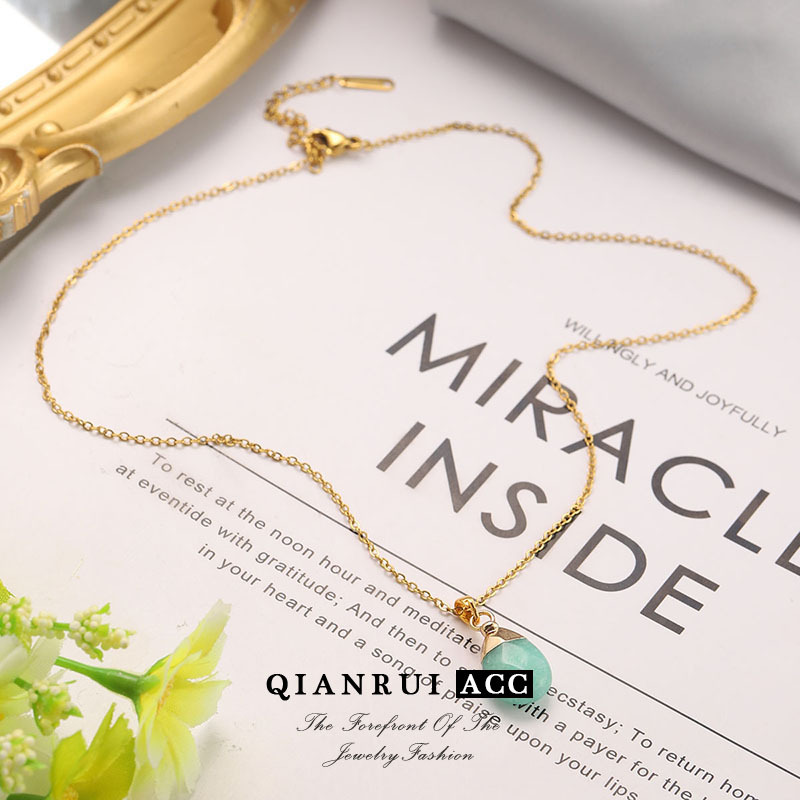 The new green-cut natural stone necklace and pendant are French niche and light luxury design accessories that are fashionable and simple