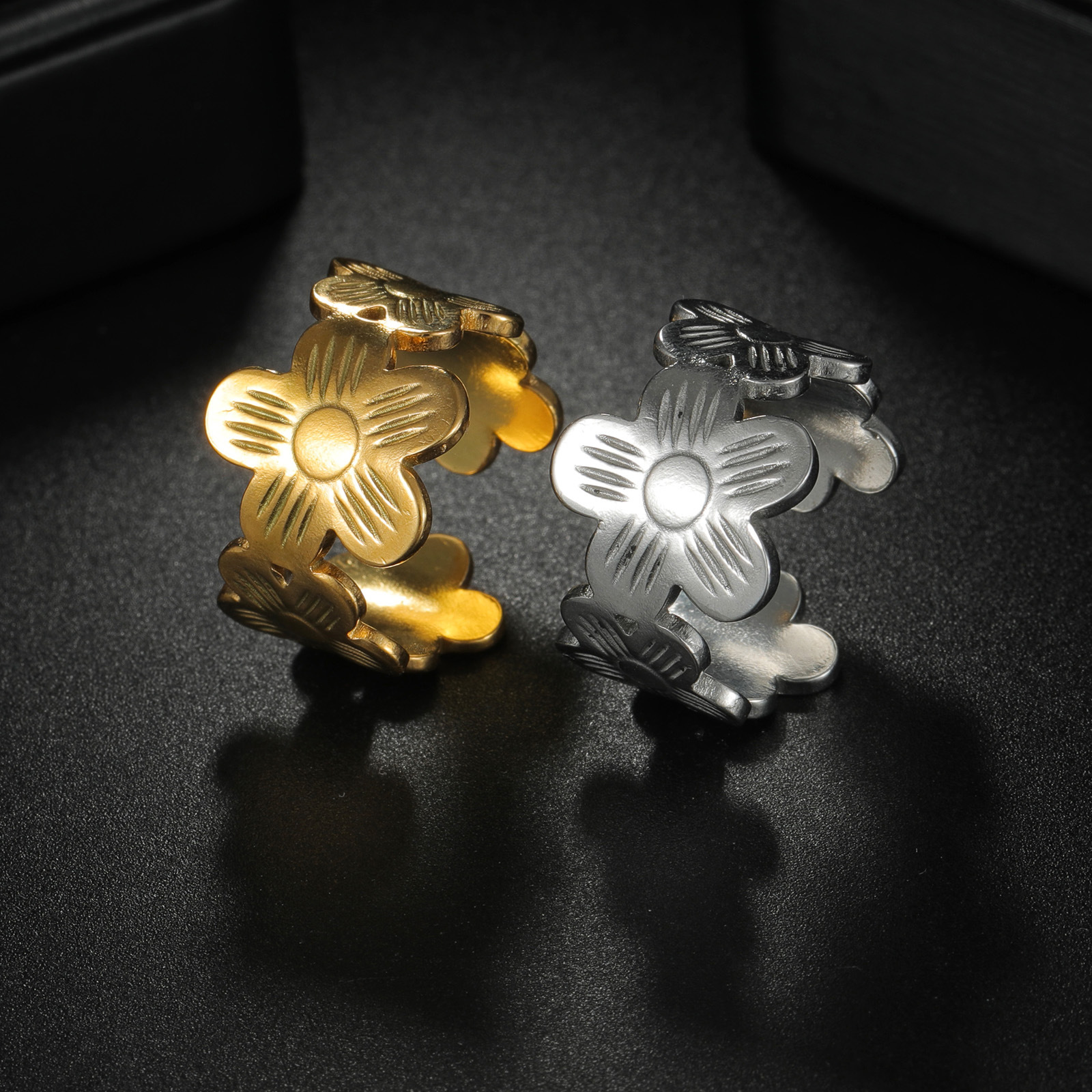 Wholesale of stainless steel rings for cross-border trade in Europe and America, women's flower opening rings, niche, elegant and simple titanium steel rings