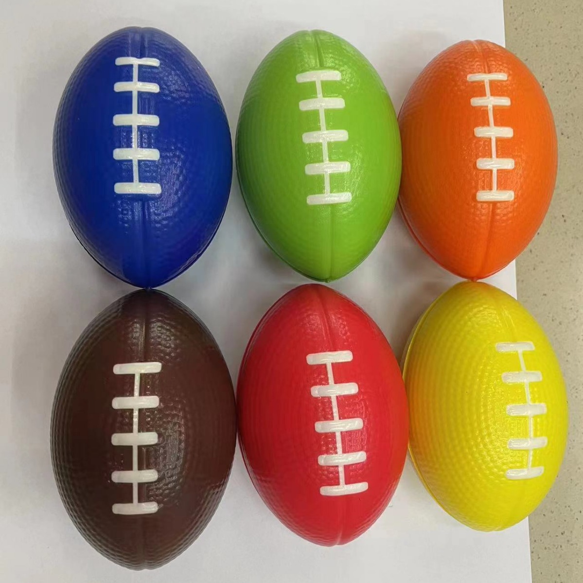 工厂销售63mm彩印PU发泡彩虹橄榄球儿童玩具发泡压力球