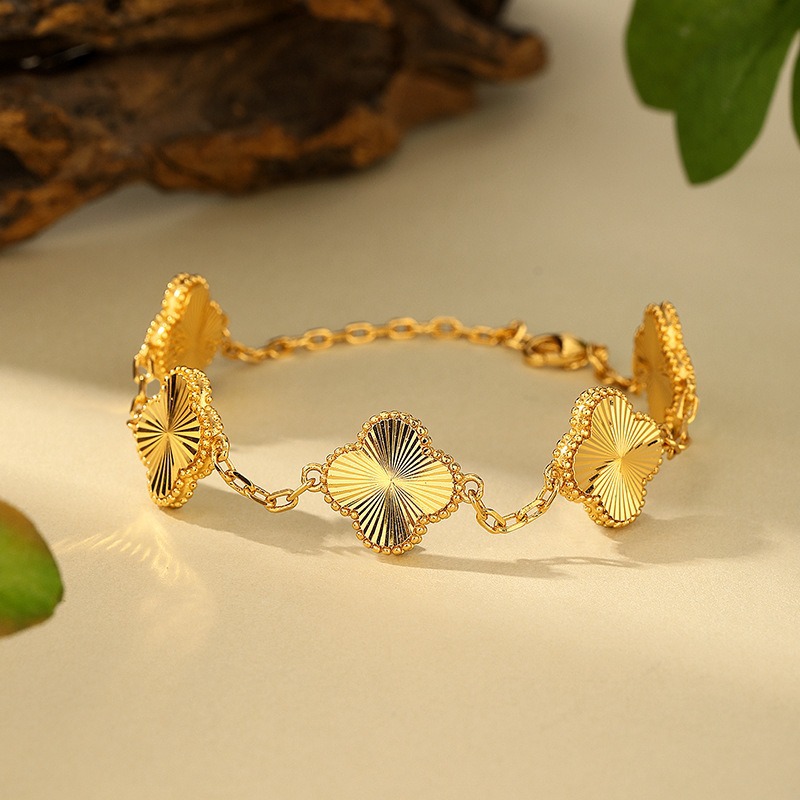 The same style of copper-plated imitation gold lucky clover bracelet as Douyin live streaming, a retro five-leaf four-leaf lucky clover sandgold bracelet Application Scenario