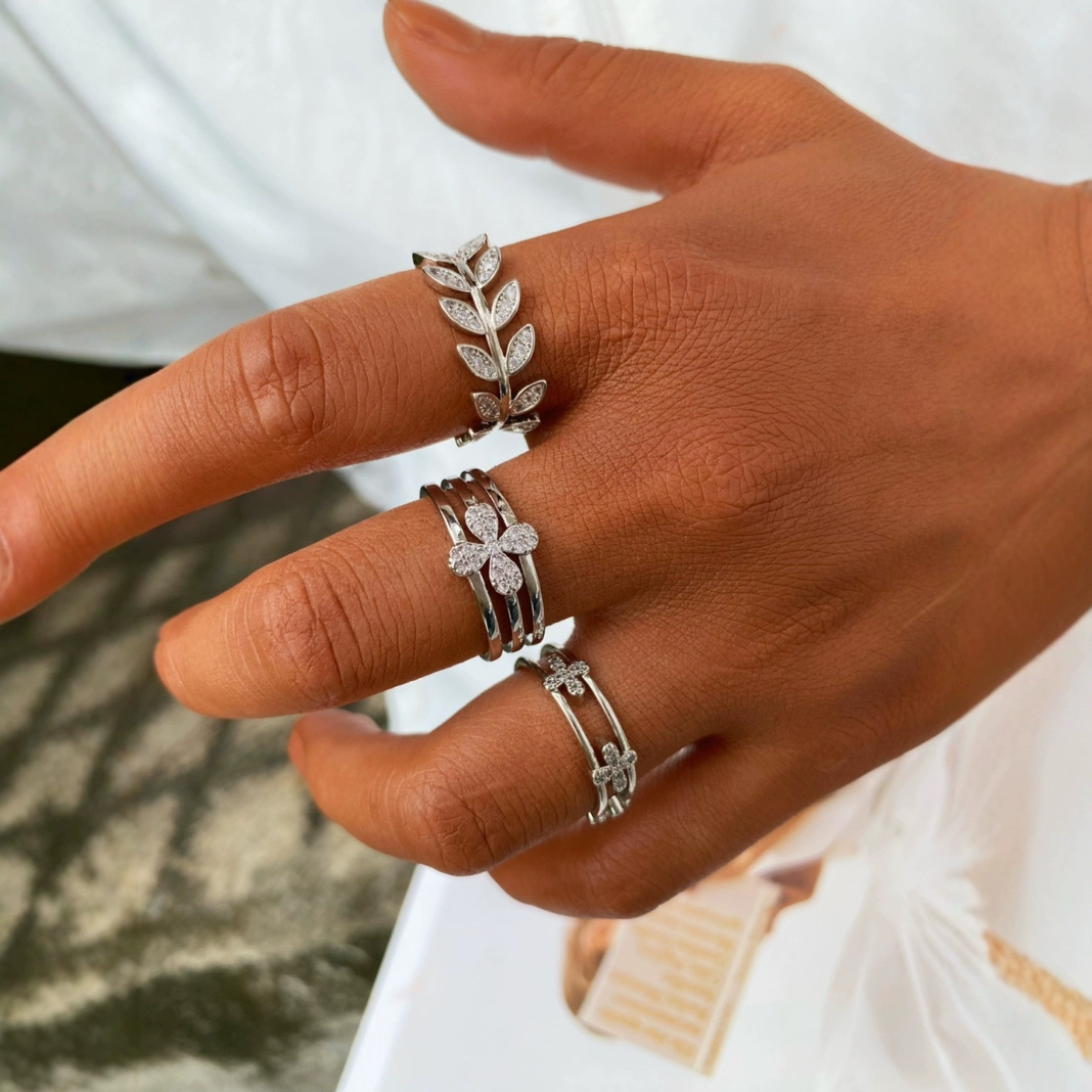 Direct sales of zircon four-leaf clover petal and leaf hollowed-out rings in European and American fashion cross-border details Picture