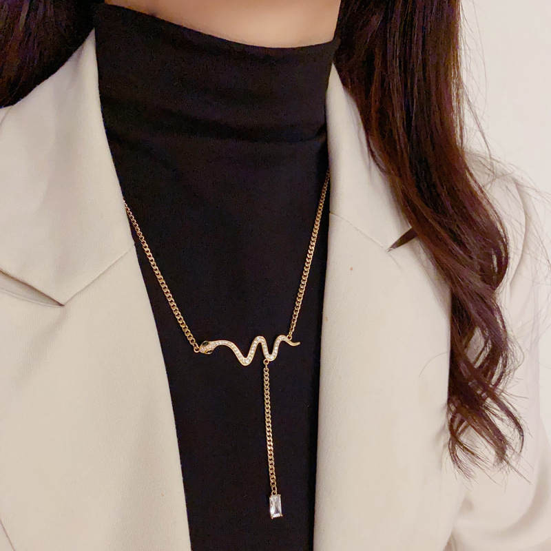 The snake-shaped square diamond tassel necklace with a sense of design exudes a high-end feminine charm. The collarbone chain is a light luxury and niche sweater chain accessory