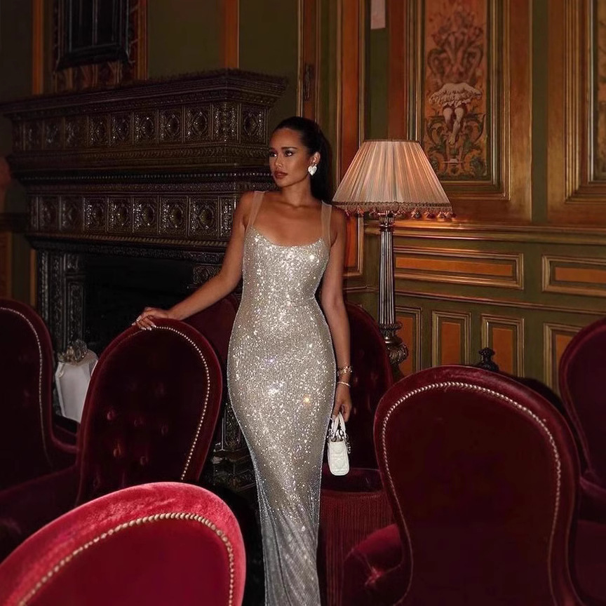 This European and American design, with a dazzling and elegant halter dress, exudes a fashionable, sexy and form-fitting style that fits the buttocks full figure